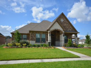 Front view of a house ready to be measured using roof measuring software