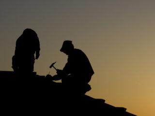 People roofing