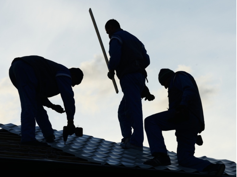 People roofing.