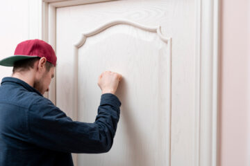 Man knocking on a door showing roofing sales pitch examples.